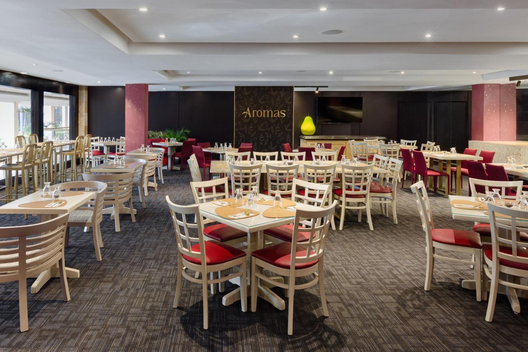 Sheraton Grand Panama Exterior photo A restaurant in the airport