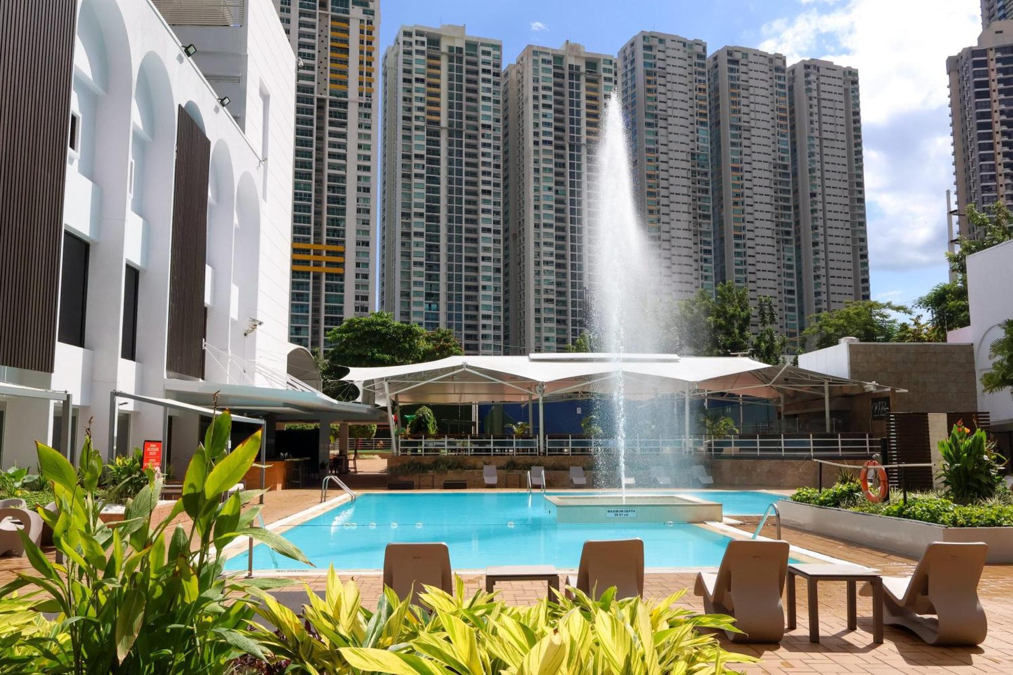 Sheraton Grand Panama Exterior photo The swimming pool at the clubhouse